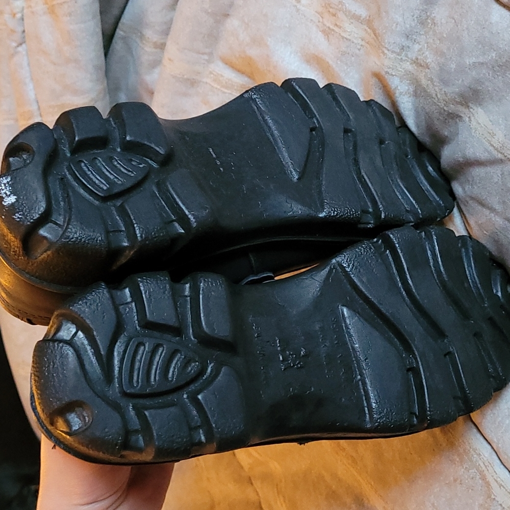 Safety Shoes - Picture 3 of 5